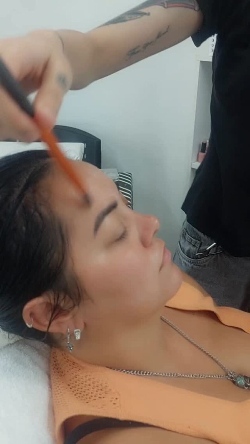 Perfilado de cejas en curso en Nicolleal Studio & Spa