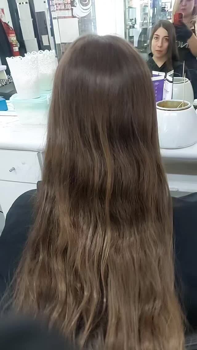 Melena hidratada con ondas suaves, trabajo del salón