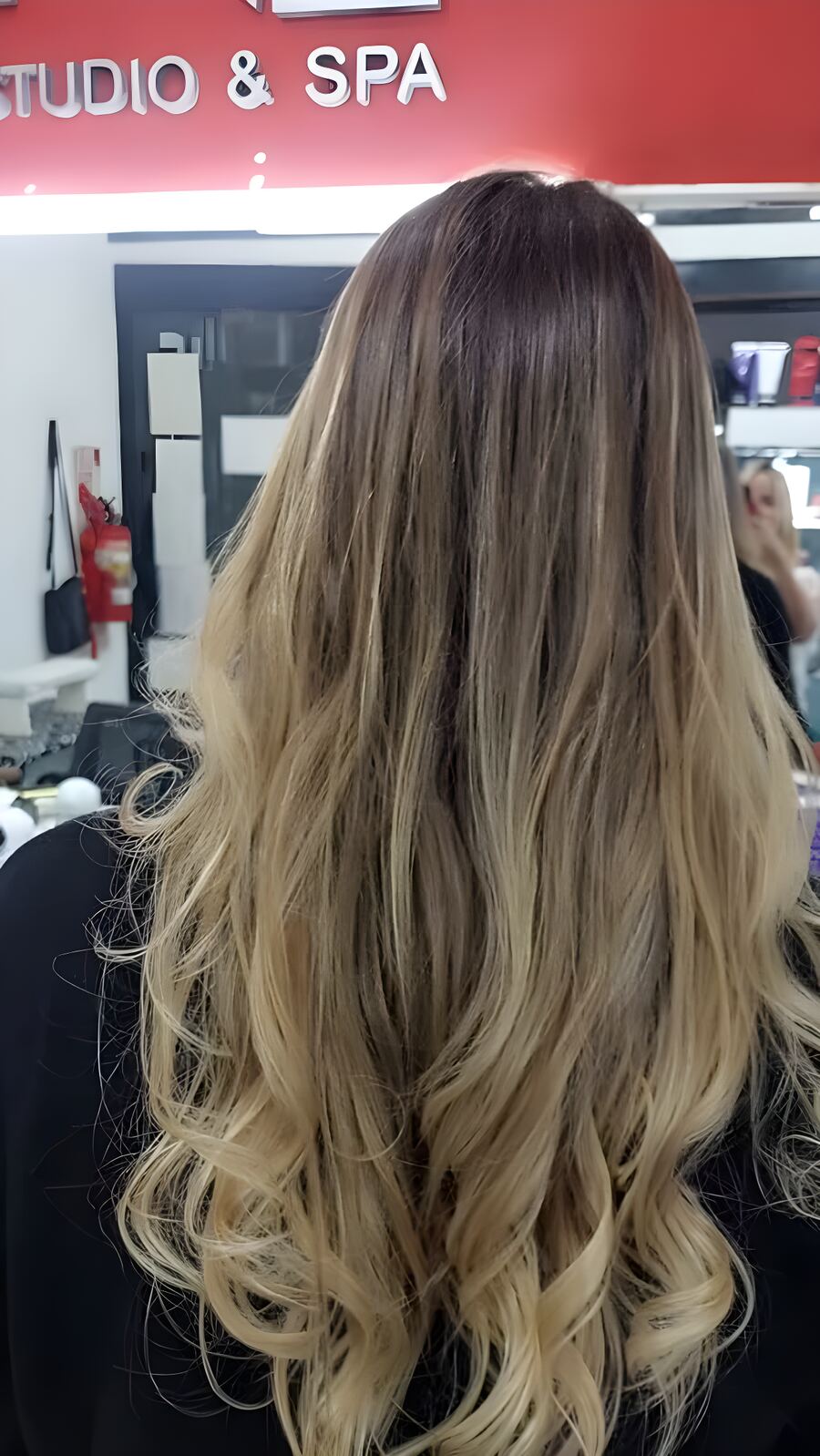 Rubio con degradé y ondas hecho en el salón